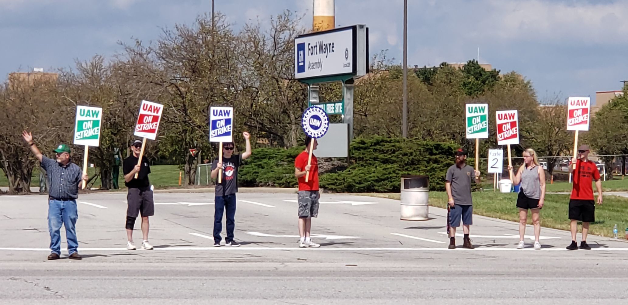 Chris Ailes, UAW Local 2209 member on the picket line